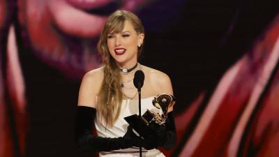 Taylor Swift acepta el premio Grammy al Mejor Álbum Vocal Pop por “Midnights”.