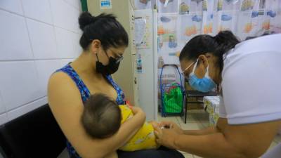 <b><span class=mln_uppercase_mln>Atención.</span></b> Un bebé es atendido en el centro de salud Paz Barahona.