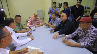 Alcaldes de la zona metropolitana del Valle de Sula durante su reunión con autoridades de Copeco.