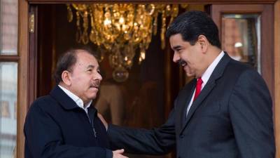 El presidente venezolano, Nicolás Maduro (d), junto al mandatario de Nicaragua, Daniel Ortega.
