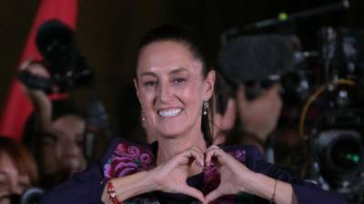 La candidata presidencial de México por el partido Morena, Claudia Sheinbaum, celebra tras los resultados de las elecciones generales en la Plaza Zócalo de la Ciudad de México, el 2 de junio de 2024.