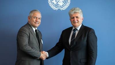 El canciller de Honduras, Eduardo Enrique Reina, saluda a Miroslav Jenca, secretario general adjunto de la ONU.