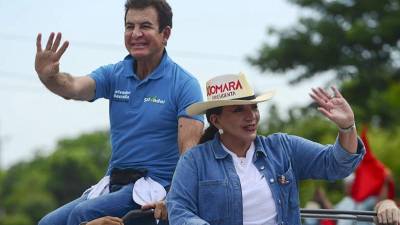 Xiomara Castro y Salvador Nasralla en una gira política durante la campaña electoral de 2021.