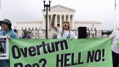 Activistas en favor del aborto protestas afura del Tribunal Supremo de EE.UU.