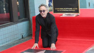 El cineasta, de 66 años, destapó la estrella número 2.788 aupado por cientos de seguidores que se agolparon frente a ‘Hollywood Toys &amp; Costumes’, una conocida de tienda de artículos de Halloween.