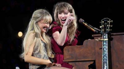 Taylor Swift y su amiga Sabrina Carpenter en un concierto de su gira “The Eras Tour”, el pasado mes de febrero.
