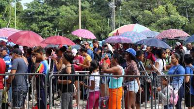 Grupos de migrantes hacen fila para tramitar papeles migratorios en la Comisión Mexicana de Ayuda a Refugiados (Comar) hoy en Tapachula, México.