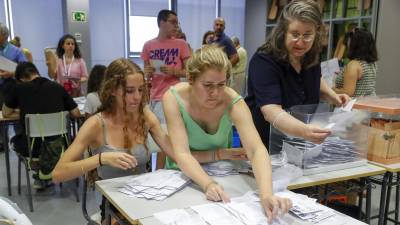 Integrantes de una mesa electoral del Instituto Ortega y Gasset, en Madrid, durante el recuento de votos.
