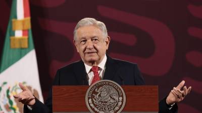 El presidente de México, Andrés Manuel López Obrador, habla durante su rueda de prensa matutina hoy, en el Palacio Nacional en la Ciudad de México.