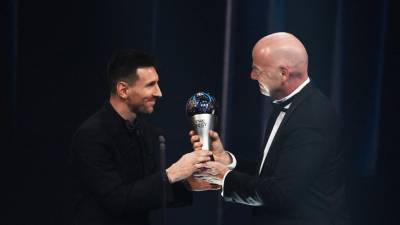 Lionel Messi recibió el galardón por parte de Gianni Infantino, presidente de la FIFA.