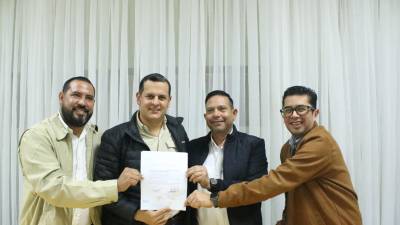 Gerardo Mejía, alcalde de San Marcos, Carlos Murillo viceministro de Caficultura, el m el gerente general del Ihcafé, Adilson Ávila y el director ejecutivo del Fondo Cafetero Ever Rodríguez, firmaron un acuerdo de colaboración para beneficiar al sector cafetalero