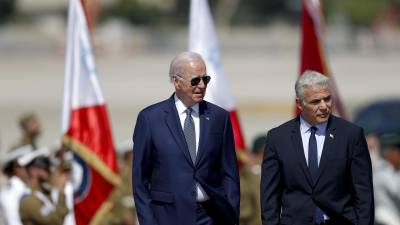 El presidente de Estados Unidos, Joe Biden, y el primer ministro en funciones de Israel, Yair Lapid. EFE/EPA/ATEF SAFADI
