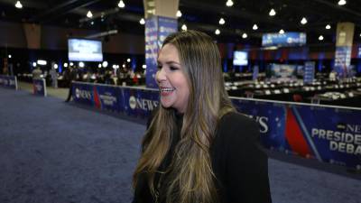 La directora de medios de la campaña Harris-Walz, Macarena Casado, durante una entrevista este martes, en el centro de convenciones de Filadelfia en Pensilvania.