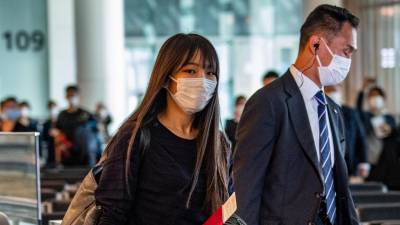 Mako de Japón fue abordada por un centenar de periodistas al partir de Japón este domingo.