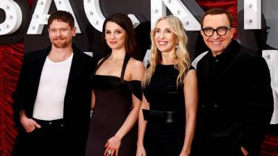 El actor Jack O'Connell, la actriz Marisa Abela, la directora Sam Taylor-Johnson y el actor Eddie Marsan en la premier de Back To Black, en Londres.