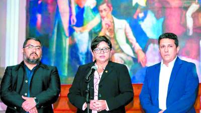 <b>La ministra y los técnicos de la comisión.</b>