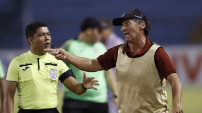 Pedro Troglio reclamando una acción durante el clásico Marathón vs Olimpia.