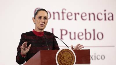 La presidenta de México, Claudia Sheinbaum, habla durante su conferencia de prensa matutina este miércoles, en el Palacio Nacional en la Ciudad de México (México).