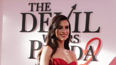 Anne Hathaway es una experta en el arte de vestir. El pasado lunes 20 de abril, la actriz de 43 años asistió al estreno de El Diablo viste a la moda 2, en Nueva York con un atuendo que recordaba mucho al estilo de Andy Sachs, su personaje del filme.