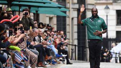 Foto tomada en Junio de 2019, una de las últimas apariciones públicas del diseñador Virgil Abloh durante la semana de la moda en París presentando la colección masculina de Louis Vuitton,