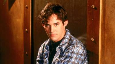 Brendon, cuyo nombre real es Nicholas Brendon Schultz, se convirtió en uno de los rostros más reconocibles de la cultura pop de finales de los noventa gracias a su participación en la serie creada por Joss Whedon, Buffy, la cazavampiros (1997-2003). Su personaje, Xander, era uno de los pocos humanos del grupo protagonista, lo que le permitió conectar con una audiencia amplia.