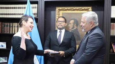 Beatriz Valle y el canciller Enrique Reina el día de su juramentación como embajadora.