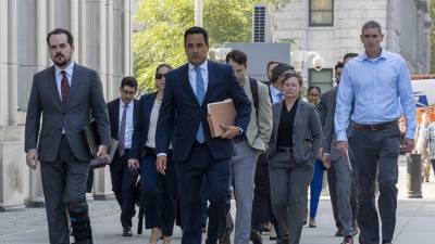 El fiscal de distrito Francisco Navarro (c) llega junto al equipo de fiscales al juicio del narcotraficante Ismael ‘El Mayo’ Zambada este viernes, en la corte de Brooklyn en Nueva York (EE.UU.).