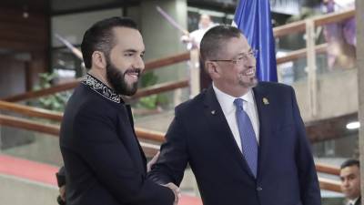 El presidente de Costa Rica, Rodrigo Chaves (d), posa junto a su homólogo de El Salvador, Nayib Bukele.