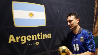Scaloni con la Copa del Mundo obtenida en Qatar.