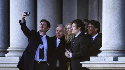 Milei viajó a Washington, acompañado por su hermana, para reunirse con funcionarios estadounidenses.