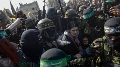 La rehén israelí Arbel Yehud, de 29 años, en el momento en el que es liberada por Hamás y la Yihad Islámica en el sur de Gaza.