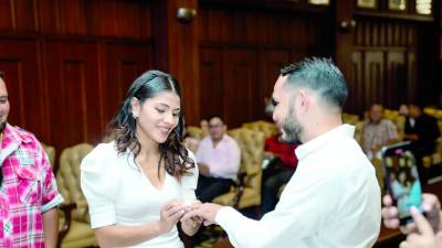 <b>Parejas contraen matrimonio en el salón Consistorial de la municipalidad de San Pedro Sula como parte de las “Bodas de Caná”. Fotos: La Prensa y Cortesía</b>