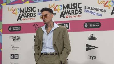 El cantante puertorriqueño Rauw Alejandro posa a su llegada a la gala de premios musicales Los40 Music Awards 2024, este viernes en Barcelona, España.