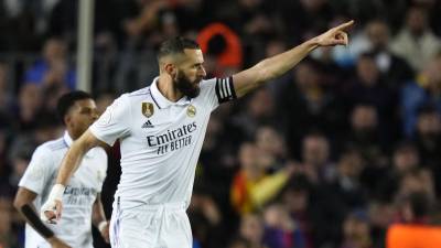 Karim Benzema celebrando uno de sus tres goles ante Barcelona.