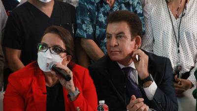 Xiomara Castro y Salvador Nasralla durante la firma de una alianza política entre el Partido Libre y el Partido Salvador de Honduras, en octubre de 2021, previo a elecciones presidenciales, en las que Castro resultó ganadora.
