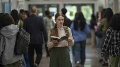 Este mes, las plataformas llegan llenas de historias oscuras, criaturas marinas, brujas, asesinos seriales, hoteles embrujados y, por supuesto, una nueva versión de “Carrie” para quienes quieren pasar todo el mes en suspenso. Definivamente, este último es el estreno más esperado en octubre. La nueva adaptación de la novela de Stephen King llega a Prime Video este miércoles 7 de octubre con ocho capítulos. Esta producción representa la primera adaptación televisiva en formato de serie de la novela de 1974, aquí todo vuelve a sentarse en Carrie White una adolescente que ha crecido bajo la estricta protección de su madre. Sin embargo, tras la muerte de su padre, la joven deberá enfrentarse al ambiente de una escuela pública, donde queda atrapada en una situación de acoso que termina convirtiéndose en un escándalo viral. Al mismo tiempo, comienza a descubrir que posee poderes telequinéticos, mientras la presión de su entorno y los conflictos de su adolescencia aumentan.