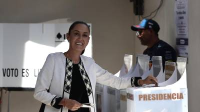 La candidata oficialista a la presidencia de México, Claudia Sheinbaum, votó en las elecciones generales mexicanas este domingo, en un colegio electoral en la Ciudad de México (México). EFE/ José Méndez