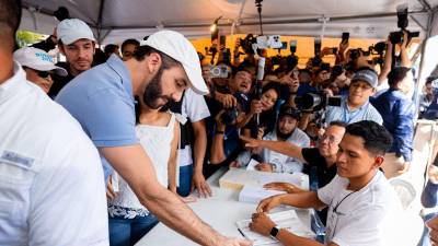 Presidente Nayib Bukele realiza el sufragio en una de las mesas receptoras de El Salvador.