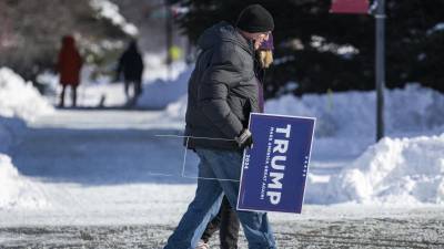 Simpatizantes de Trump desafían temperaturas extremas para asistir a los centros de votación.