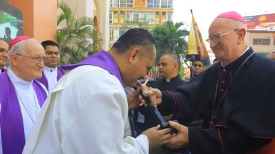 Se realizó un rito de toma de posesión previo y durante la eucaristía. La catedral lució abarrotada y la familia del arzobispo vino desde Irlanda para acompañarlo. Fotos: Franklin Muñoz.