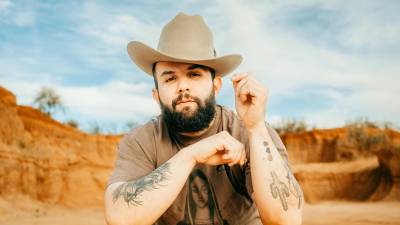 Fotografía cedida por Jesús Fernando MX donde aparece el cantante mexicano Carín León quien acaba de lanzar su cuarto álbum de estudio, 'Boca chueca, vol. 1'.