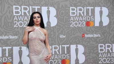 Fotografía de archivo el 11 de febrero de 2024 de la cantante británica Charlie XCX a su llegada a los premios BRIT, en el arena O2 de Londres (Reino Unido).