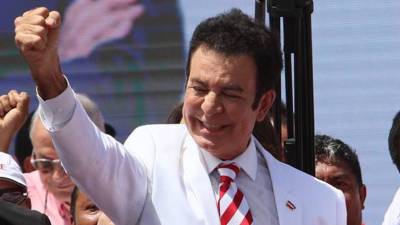 El excandidato presidencial Salvador Nasralla fue juramentado este martes como miembro del Partido Liberal.