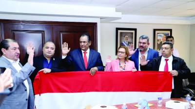 Autoridades del CCEPL llegaron al Congreso Nacional para ratificar a Mario Segura en la jefatura de la bancada.