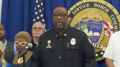 El alguacil T.K. Walters en una rueda de prensa.