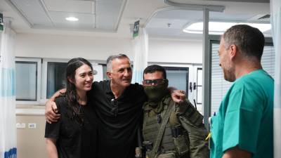 Noa Argamani se reencuentra con su padre en el Centro Médico 'Sheba' Tel-HaShomer, en Tel Aviv, donde fueron trasladados los cuatro rehenes que el Ejército israelí rescató en Gaza.