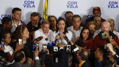 El candidato a la presidencia de Venezuela, Edmudo González Urrutia (c-i), y la líder opositora venezolana, María Corina Machado (c-d), dieorn declaraciones tras conocer los resultados de las elecciones presidenciales este lunes, en Caracas (Venezuela).