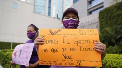Una mujer mientras muestra un cartel durante una movilización con motivo de la conmemoración del Día Internacional de la Eliminación de la Violencia contra la Mujer en Tegucigalpa.