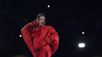 La cantante de Barbados reveló su embarazo a su manera: el pasado febrero, en un concierto durante la Super Bowl en el State Farm Stadium de Glendale, Arizona