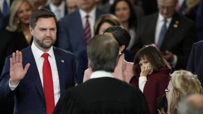 El vicepresidente estadounidense, JD Vance, durante su juramento.